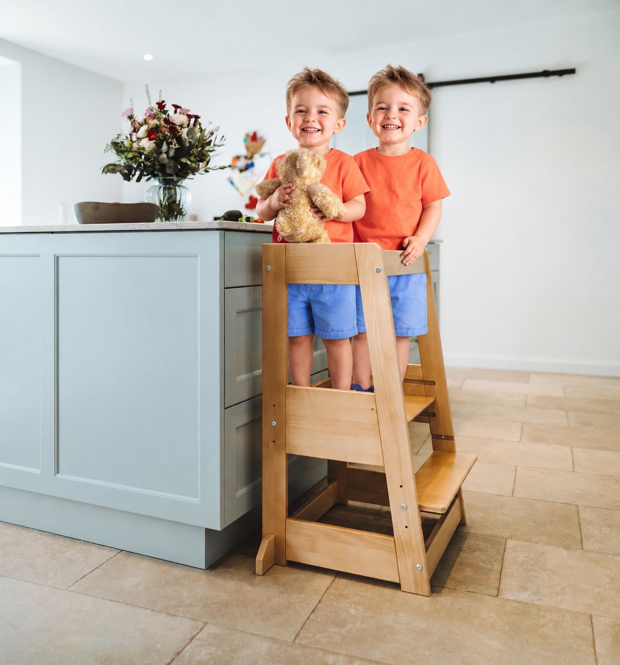 Zwillinge auf einem hochwertigen Lernturm aus Holz – liebevolle Geschenkidee zur Geburt von Zwillingen mit Erinnerungswert für die ganze Familie.