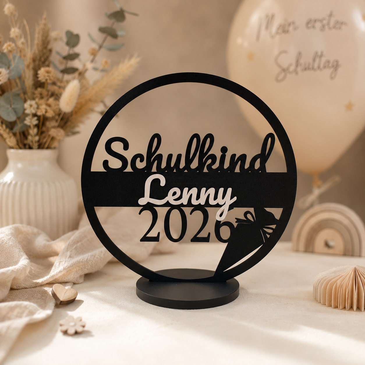 personalisiertes-schulkind-schild-2026-aufsteller-lenny-weiss