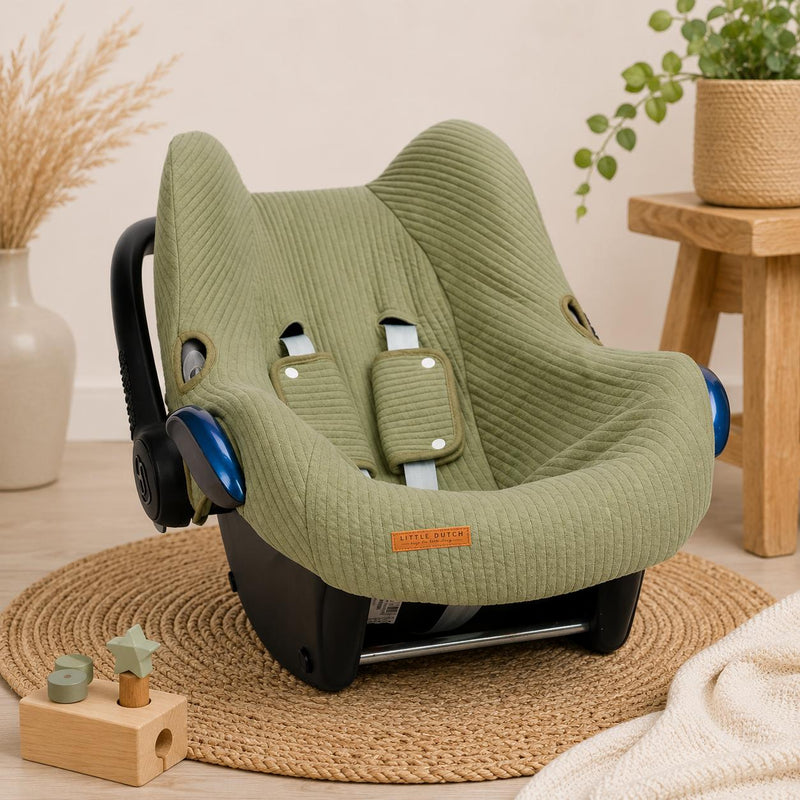 Olivgrüner Babyschalenbezug aus 100 % Baumwolle für Babyschalen. Atmungsaktiv, weich und waschbar – hochwertige Baby-Textilien von Schmatzepuffer aus Bocholt.