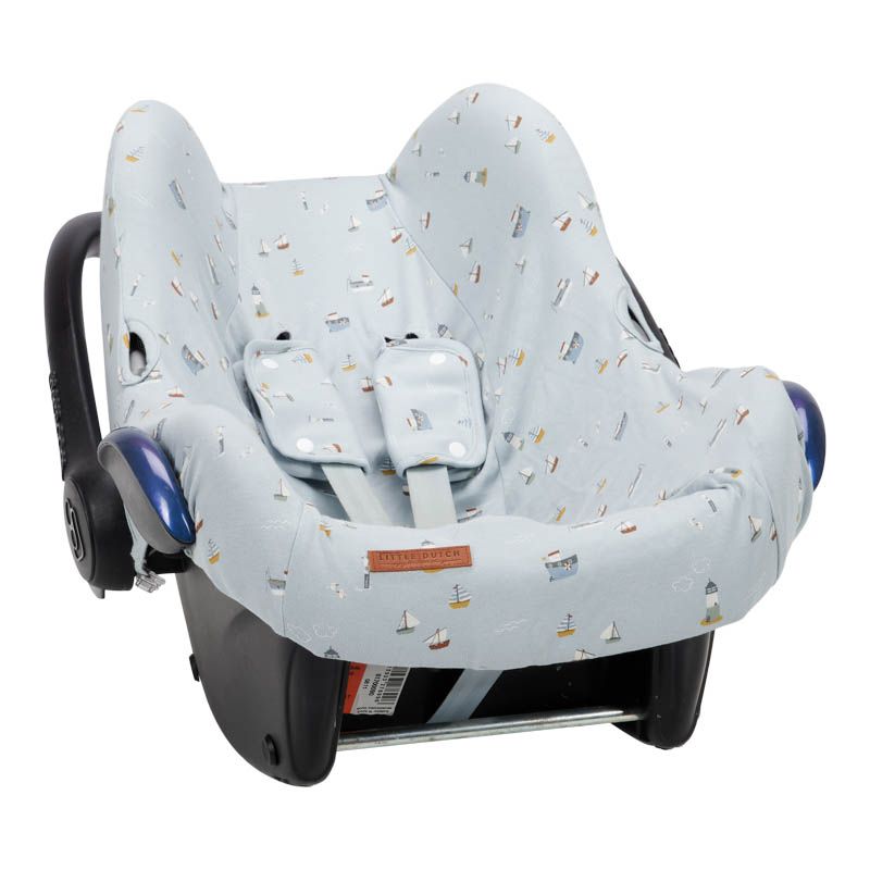 Babyschalenbezug Sailors Bay Blau mit maritimem Segelboot-Motiv aus Baumwolle für Maxi-Cosi Babyschalen. Weich, atmungsaktiv, feuchtigkeitsabsorbierend und waschbar – hochwertiges Babyschalenzubehör von Schmatzepuffer aus Bocholt.