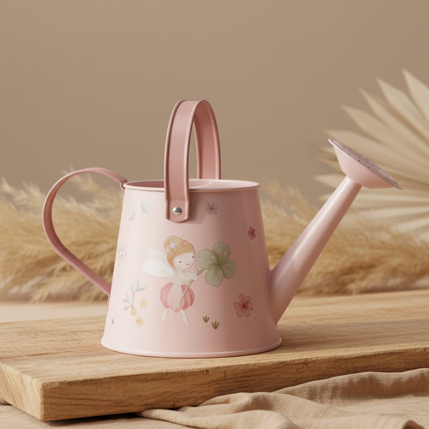 Rosa Kinder Gießkanne aus Metall mit Fairy-Garden-Motiv für kleine Gärtner – ideal zum Gießen von Blumen und Pflanzen im Garten.