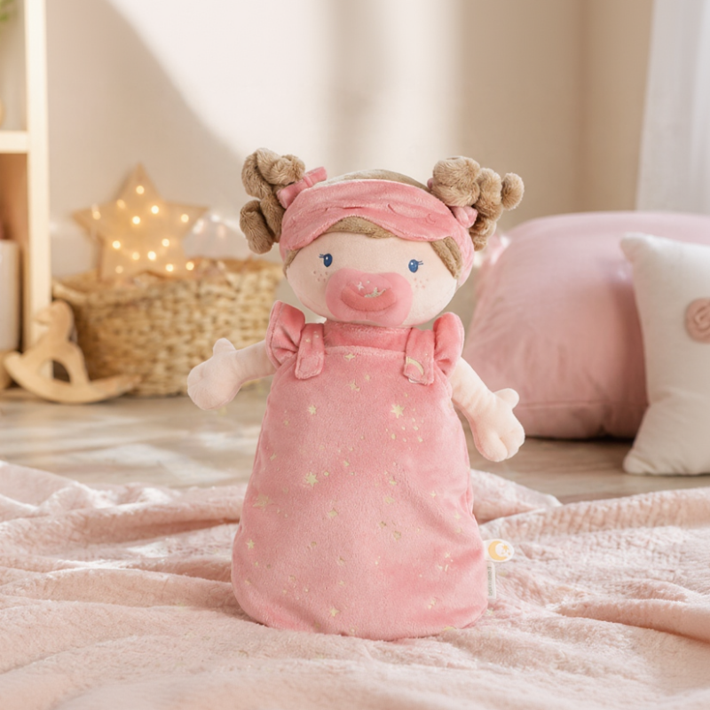 Little Dutch Kuschelpuppe in Rosa als Schlafpuppe in einem liebevoll eingerichteten Kinderzimmer mit weicher Decke und warmem Licht