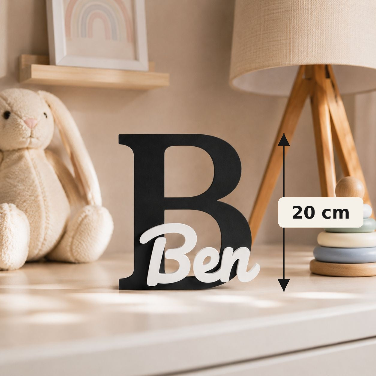 Namensschild Anton mit schwarzem Großbuchstaben beigem Namen und 20 cm Maßangabe als personalisierte Kinderzimmer Deko
