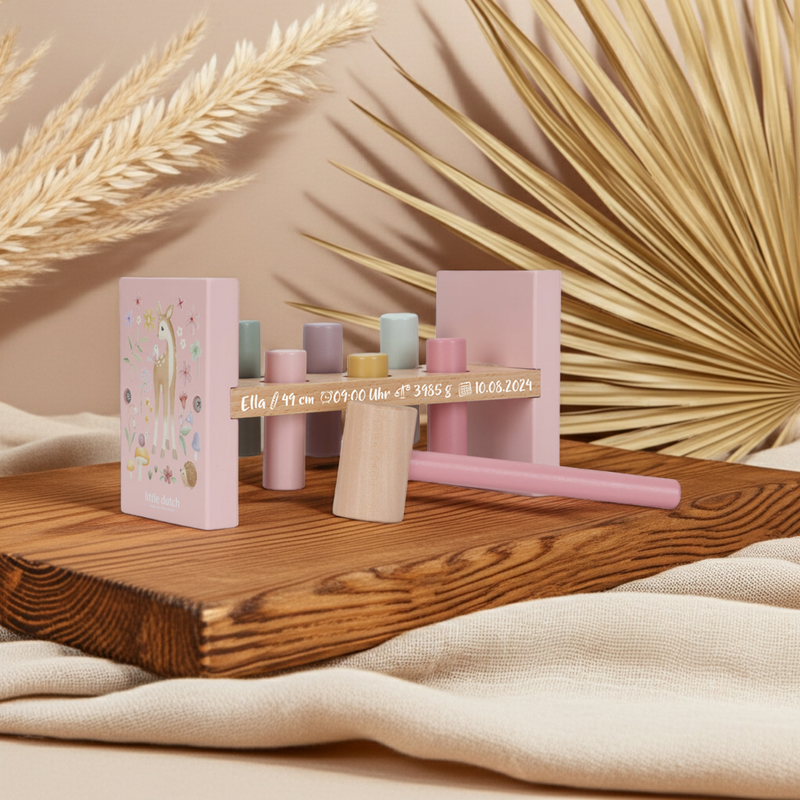 Personalisierte Holzklopfbank als Babygeschenk mit Geburtsdaten und bunten Holzformen fuer Motorik und Spielen