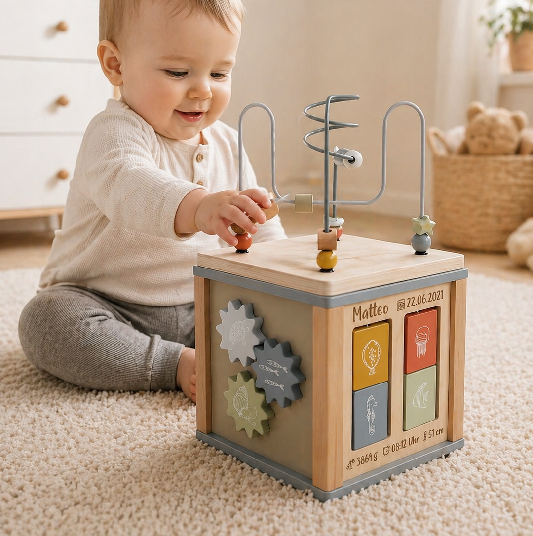 Personalisierter Aktivitätswürfel aus Holz mit Name und Geburtsdaten im Einsatz mit Baby – hochwertiges Babyspielzeug und persönliches Geschenk zur Geburt, gefertigt bei Schmatzepuffer