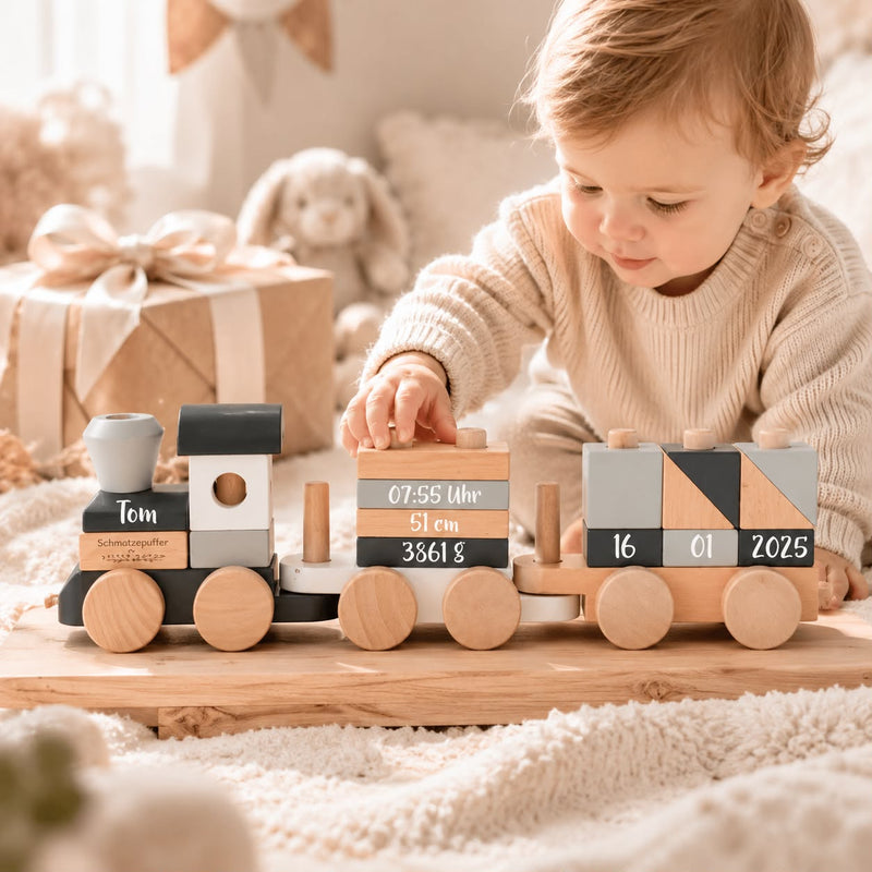 Personalisierter Holzzug zur Geburt mit Name und Geburtsdaten von Schmatzepuffer – hochwertiges Babygeschenk aus Holz als besondere Erinnerung zur Geburt oder Taufe