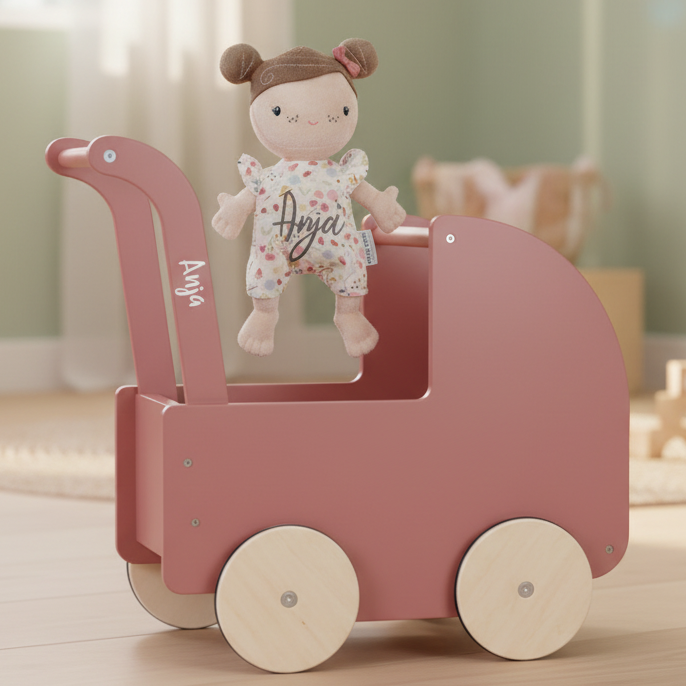 Personalisierter Puppenwagen mit Babypuppe Rosa und Name. Hochwertiges Holzspielzeug für Mädchen als besonderes Geschenk zum Geburtstag, zu Weihnachten oder zur Taufe. Individuell bei Schmatzepuffer personalisiert und ideal für Rollenspiele, Motorikförderung und unvergessliche Kindheitserinnerungen.