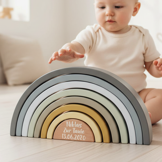 Personalisierter Holz-Regenbogen zur Taufe mit Name und Datum als besonderes Taufgeschenk für Babys. Hochwertiges Motorikspielzeug in sanften Naturfarben für Kinderzimmer und Erinnerung an einen besonderen Tag.