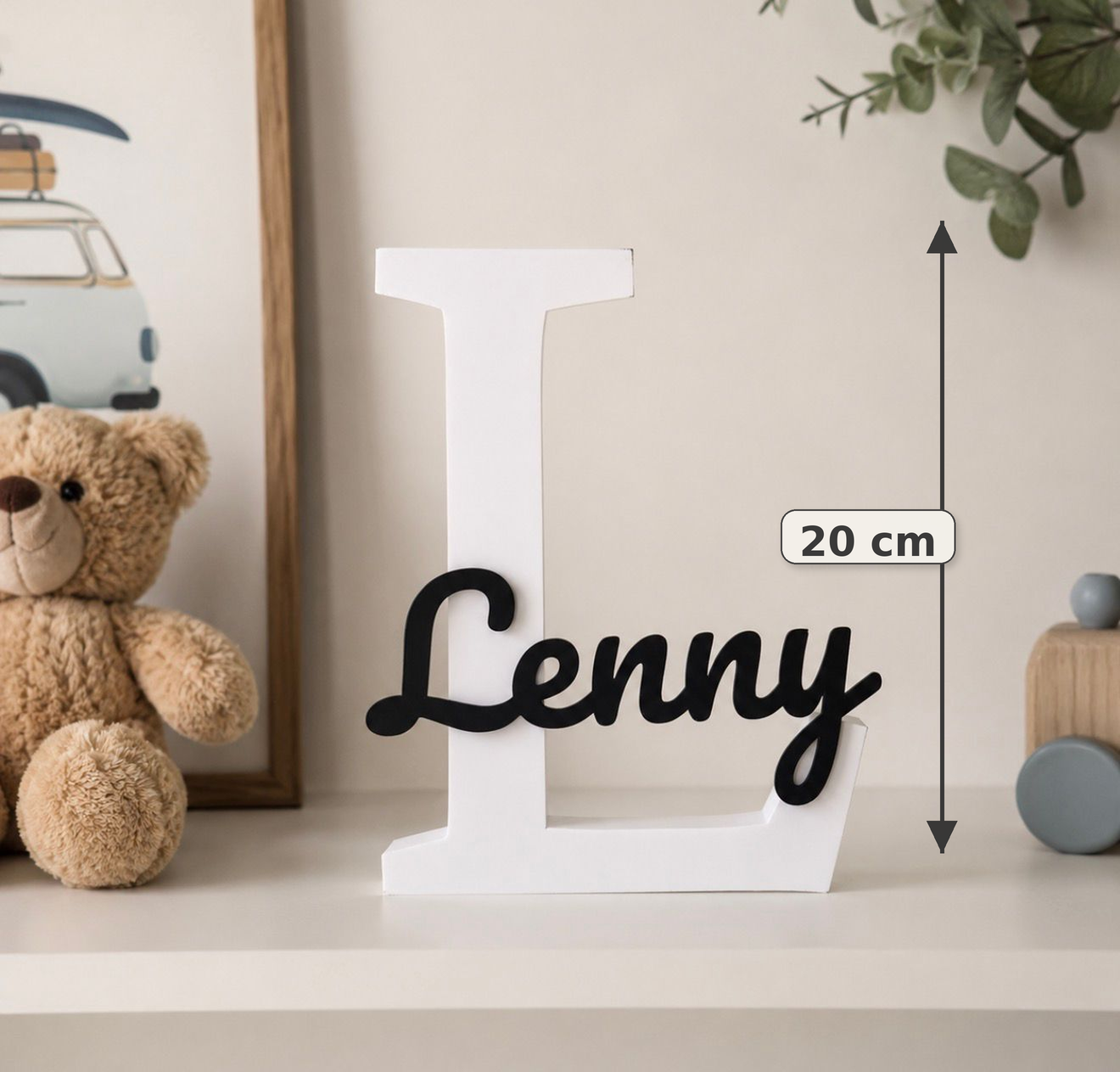Personalisiertes Namensschild Lenny mit weißem Buchstaben und schwarzem Namen als Produktdetail mit 20 cm Maßangabe