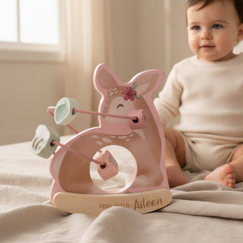 Personalisiertes Schaukeltier Hirsch aus Holz mit Name als besonderes Geschenk zur Geburt, Taufe oder zum 1. Geburtstag. Liebevoll gestaltetes Motorikspielzeug in zarten Farben für Babys und Kleinkinder.