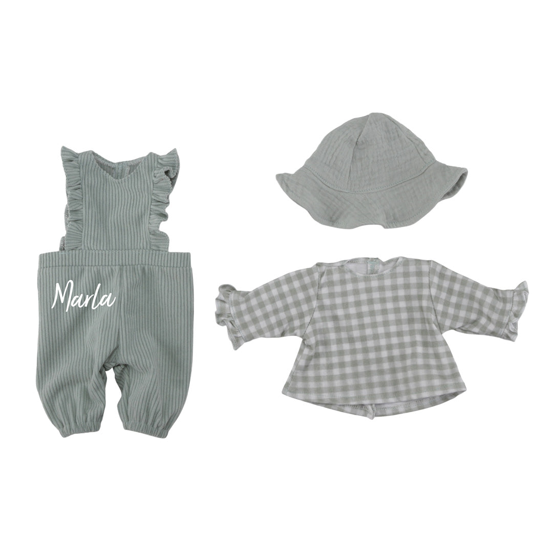 Personalisierte Puppenbekleidung als Set mit Name, grünes Baby Outfit mit Hose, Oberteil und Hut, ideales Geschenk für Kinder zum Geburtstag oder als besondere Geschenkidee