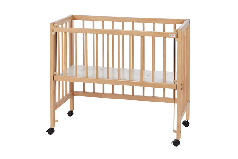 The tissi Anstell-/Beistellbett "Sophie" in natural beech features a Verschlussgitter, vertical slats, flat base, and four wheels for mobility, shown against a white background.