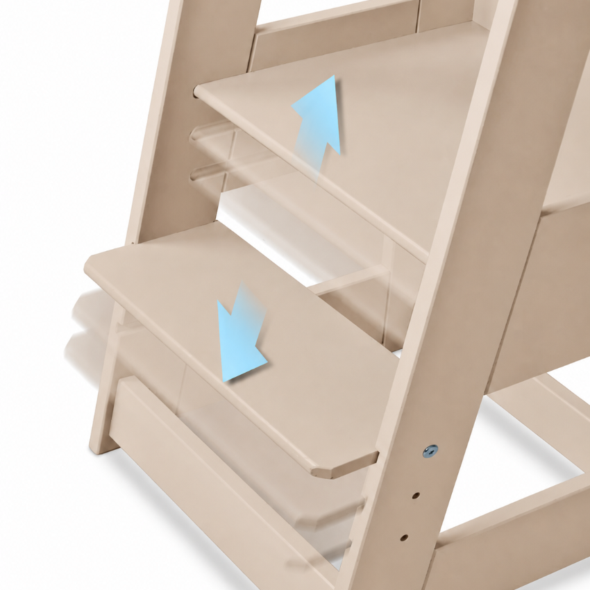 Detailbild des tiSsi Lernturm Felix in Cashmere mit höhenverstellbarem Standbrett und Fußbrett für Kinder