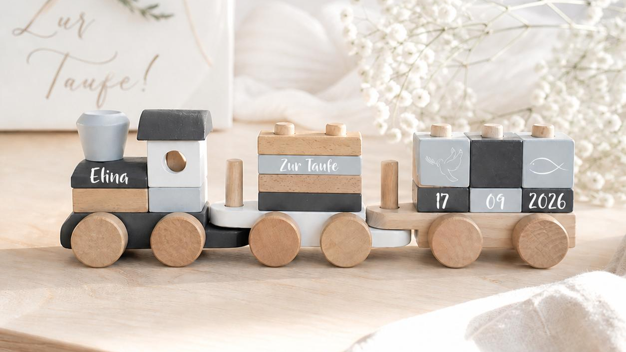 Personalisierter Holzzug zur Taufe mit Name und Taufdatum als individuelles Taufgeschenk für Mädchen und Jungen