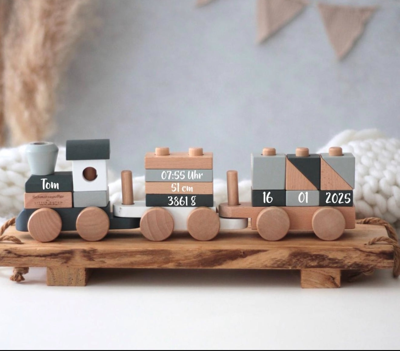 Personalisierter Holzzug zur Geburt mit Namen Tom sowie Geburtsdatum, Uhrzeit, Größe und Gewicht aus hochwertigem Holz als liebevolles Erinnerungsstück und Geschenk zur Geburt.