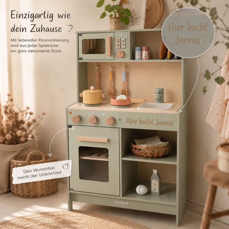 Alt-Text:
Personalisierte Holz-Spielküche in sanften Naturfarben mit individueller Namensgravur „Hier kocht Jannis“ in einem warmen, stilvollen Kinderzimmer – emotionales Geschenk für Kinder von Schmatzepuffer