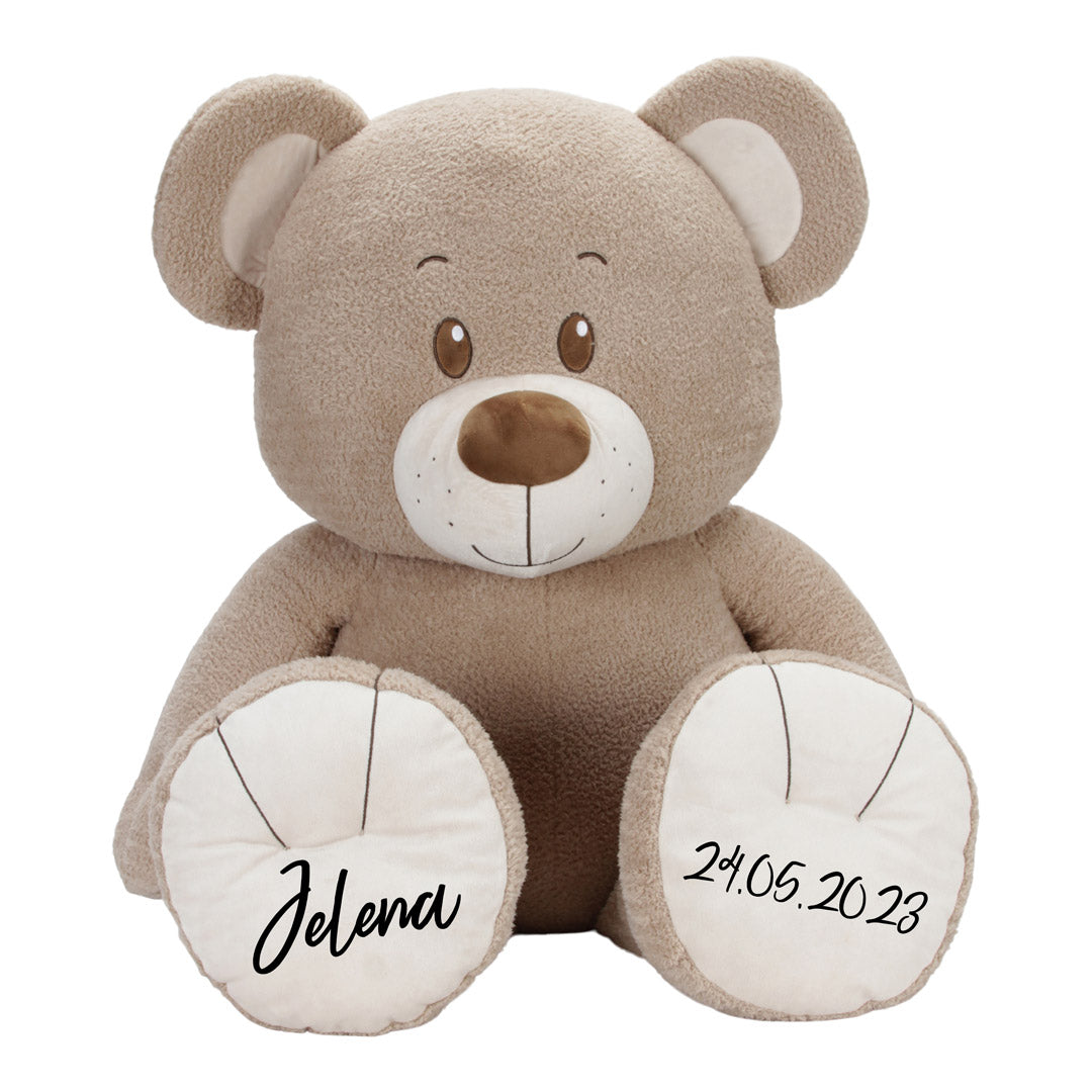 Großer personalisierter Teddybär im Kinderzimmer als dekoratives und emotionales Geschenk zur Geburt mit Namen bei Schmatzepuffer
