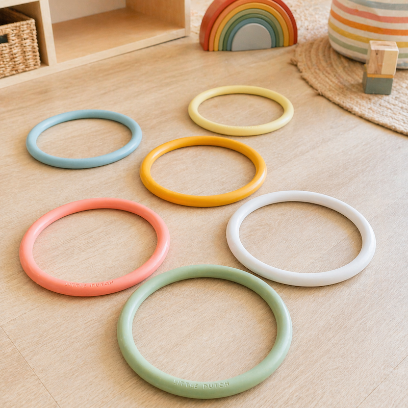 Bunte Aktivitätenringe für Kinder auf dem Boden im Kinderzimmer – Motorikspiel für drinnen, fördert Bewegung, Koordination und kreative Spielideen
