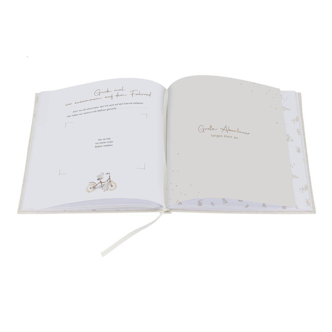 Innenseite des Baby Tagebuchs mit Platz für Fotos und Erinnerungen an die ersten Abenteuer des Babys – liebevoll gestaltetes Erinnerungsalbum für das erste Lebensjahr und ein besonderes Geschenk zur Geburt.