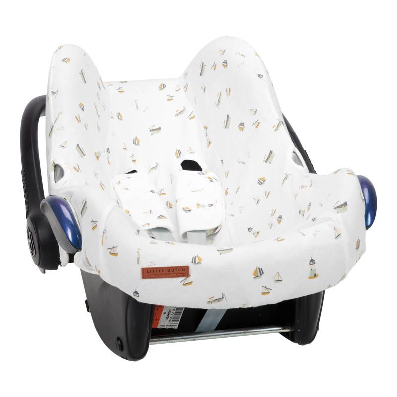Babyschalen-Bezug Sailors Bay Weiß für Maxi-Cosi und viele Babyschalen der Gruppe 0+ aus 100 % Baumwolle. Atmungsaktiver Bezug mit maritimem Muster für komfortable und sichere Autofahrten mit Babys.