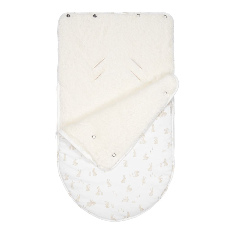 Babyschalen-Fußsack Baby Bunny für Maxi-Cosi und viele Babyschalen der Gruppe 0+ mit kuscheligem Teddyfutter, niedlichem Hasenmotiv und 100 % Baumwolle. Warmer Winterfußsack für Babys – hochwertiges Babyschalenzubehör von Schmatzepuffer aus Bocholt.