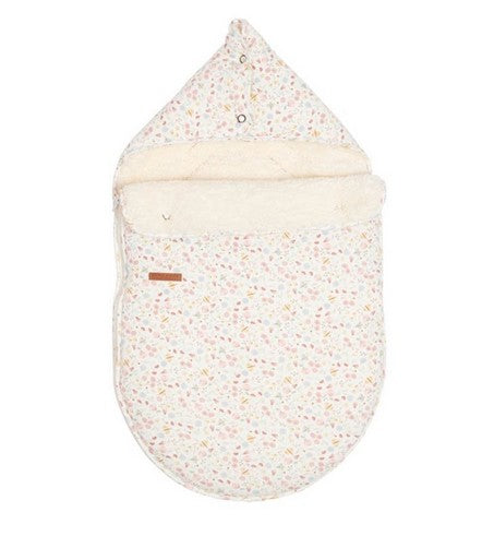Babyschalen-Fußsack Flowers & Butterflies für Maxi-Cosi und viele Babyschalen der Gruppe 0+ mit kuscheligem Teddyfutter, hochwertiger Baumwolle und floralem Schmetterlingsdesign. Warmer Winterfußsack für Babys von Schmatzepuffer.