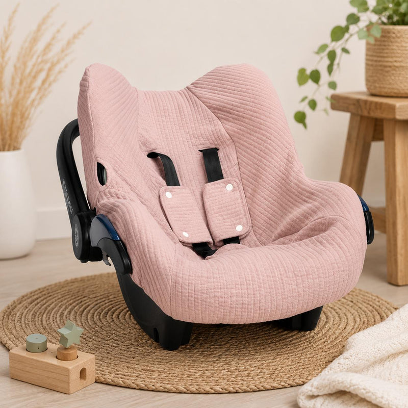 Altrosafarbener Babyschalenbezug aus 100 % Baumwolle für Babyschalen. Weich, atmungsaktiv und bei 40 °C waschbar – hochwertige Baby-Textilien von Schmatzepuffer aus Bocholt.