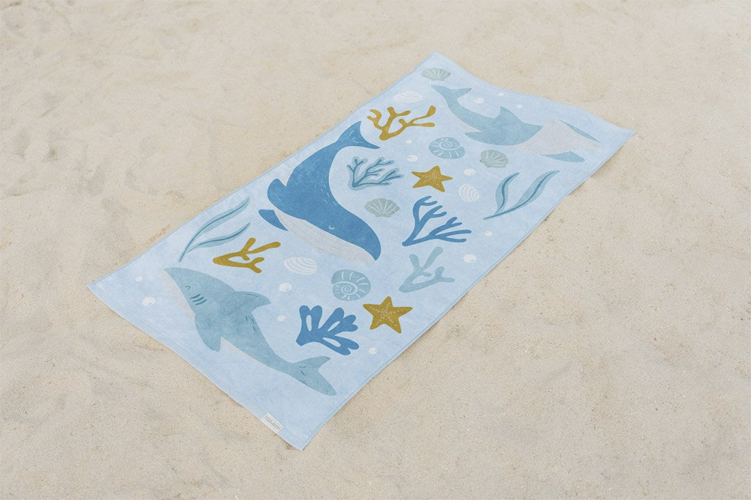 Weiches Kinder Badehandtuch mit Ocean Dreams Blau Motiv zum Abtrocknen nach dem Baden, Schwimmen oder Strandbesuch