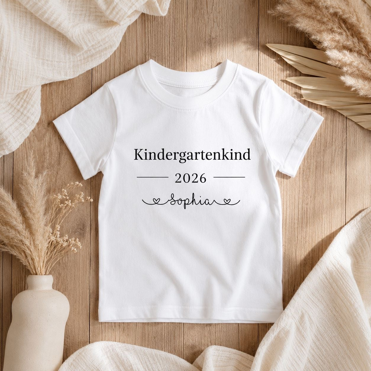 Personalisiertes Kindergartenkind Shirt 2026 mit Name Sophia auf weißem Kinder T-Shirt – individuelles Geschenk zum Kindergartenstart von Schmatzepuffer