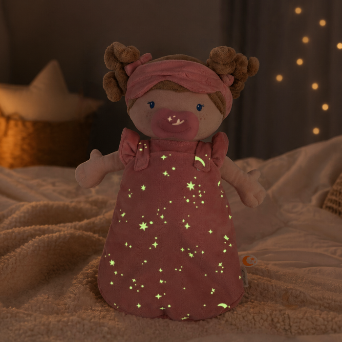 Little Dutch Kuschelpuppe in Rosa mit leuchtenden Sternen und Monden in einem gemütlichen Kinderzimmer bei Nacht