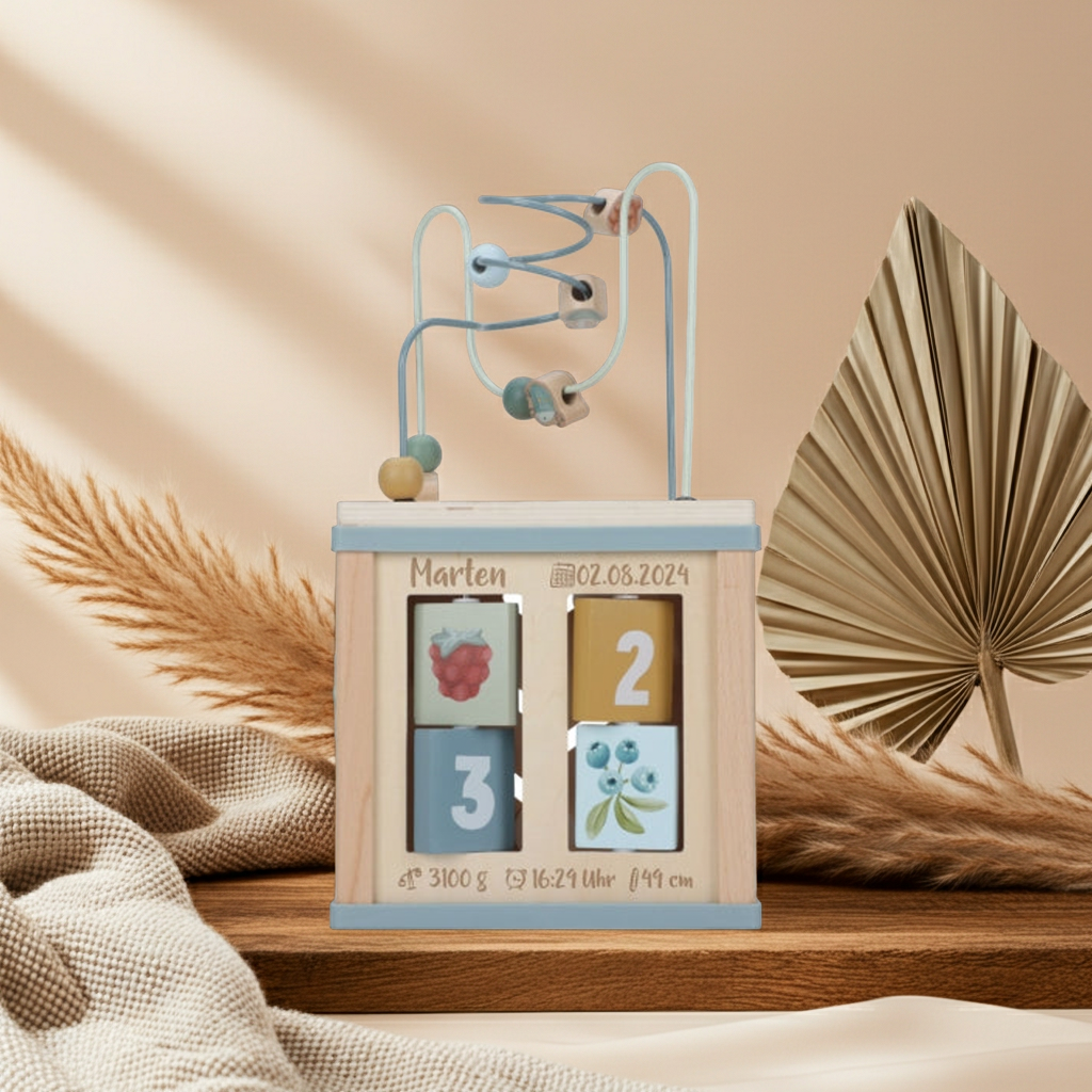 Cube d'activités personnalisé en bois avec les données de naissance