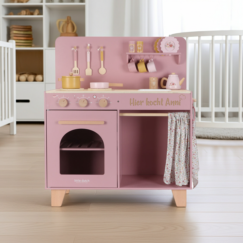 Personalisierte rosa Kinderkueche aus Holz mit Herd, Ofen und Zubehoer fuer fantasievolle Rollenspiele im Kinderzimmer