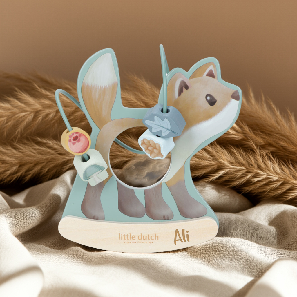 Personalisierte Motorikschleife Fuchs aus Holz mit Name als besonderes Geschenk zur Geburt, Taufe oder zum 1. Geburtstag. Liebevoll gestaltetes Motorikspielzeug zur Förderung der Feinmotorik bei Babys und Kleinkindern.