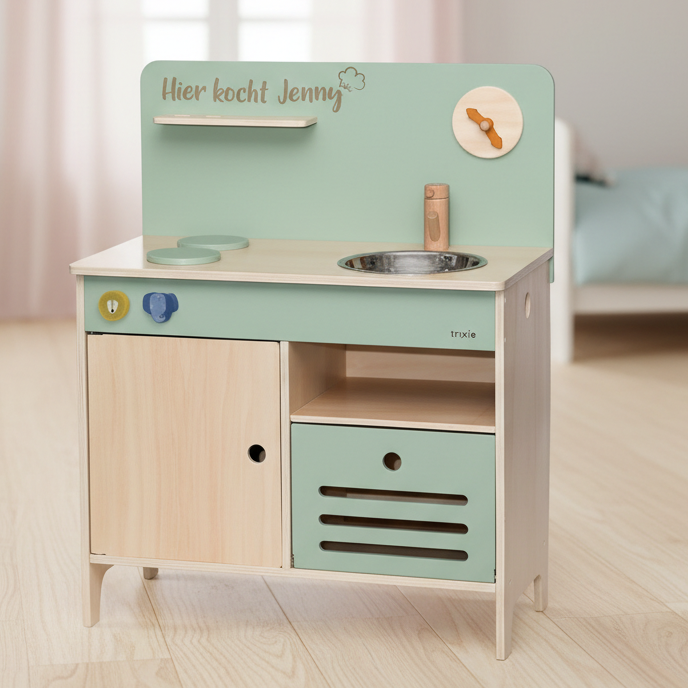 Personalisierte Spielküche aus Holz mit graviertem Namen für Kinder in Mintgrün und Naturholz mit Herd, Spüle und Stauraum für kreative Rollenspiele im Kinderzimmer.