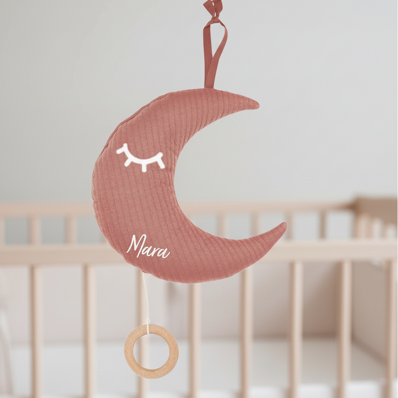 Personalisierte Spieluhr in Mondform in Altrosa mit Namen für Babys über dem Babybett – sanfte Einschlafhilfe und liebevolles Geschenk zur Geburt oder Taufe