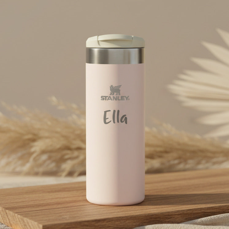 Personalisierter Edelstahl Thermobecher in Rosa mit Namen fuer warme und kalte Getraenke unterwegs