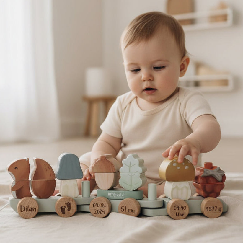 Freigestellter personalisierter Holz Zug mit Geburtsdaten im Waldtiere Forest Friends Design mit Eichhörnchen Pilzen und gravierten Holzscheiben von Schmatzepuffer