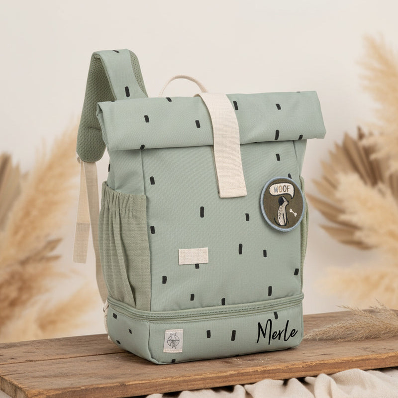 Personalisierter Rolltop Kinderrucksack in Salbeigruen mit individuellem Namen fuer Kindergarten, Ausfluege und den Alltag mit praktischem Stauraum