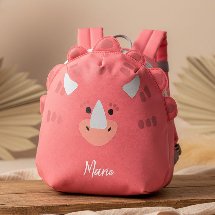 Personalisierter Kinderrucksack mit Triceratops Motiv und individuellem Namen fuer Kindergarten, Ausfluege und den Alltag mit praktischem Stauraum