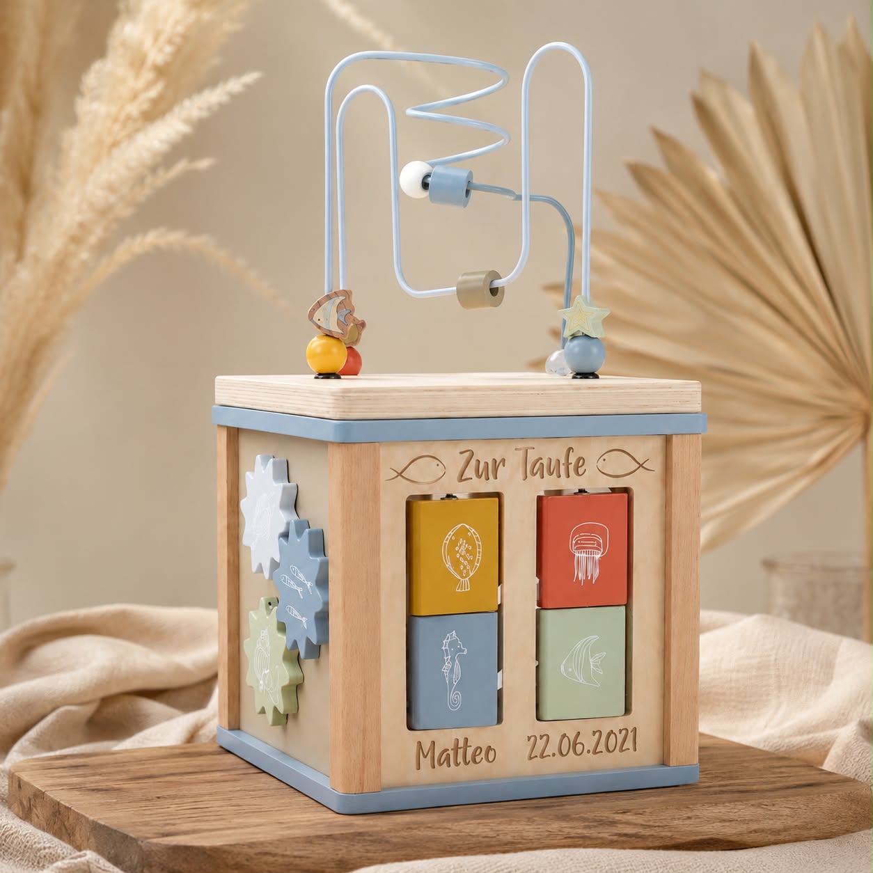 Personalisierter Motorikwürfel Ocean mit Name und Taufdatum auf Holzbrett im Boho-Stil – hochwertiges Taufgeschenk aus Holz zur Förderung der Feinmotorik