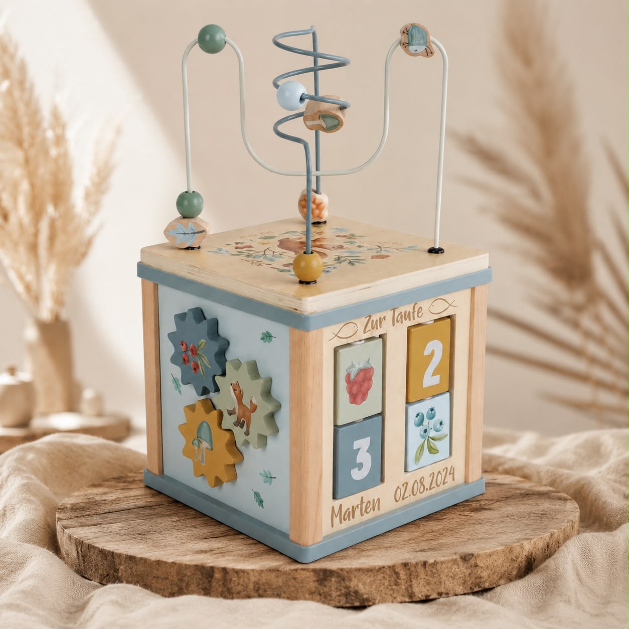 Personalisierter Motorikwürfel zur Taufe mit Name und Datum von Schmatzepuffer auf rustikalem Holzbrett im Boho-Stil fotografiert – hochwertiges Holzspielzeug, personalisiertes Taufgeschenk und besondere Erinnerung für Babys und Kinder