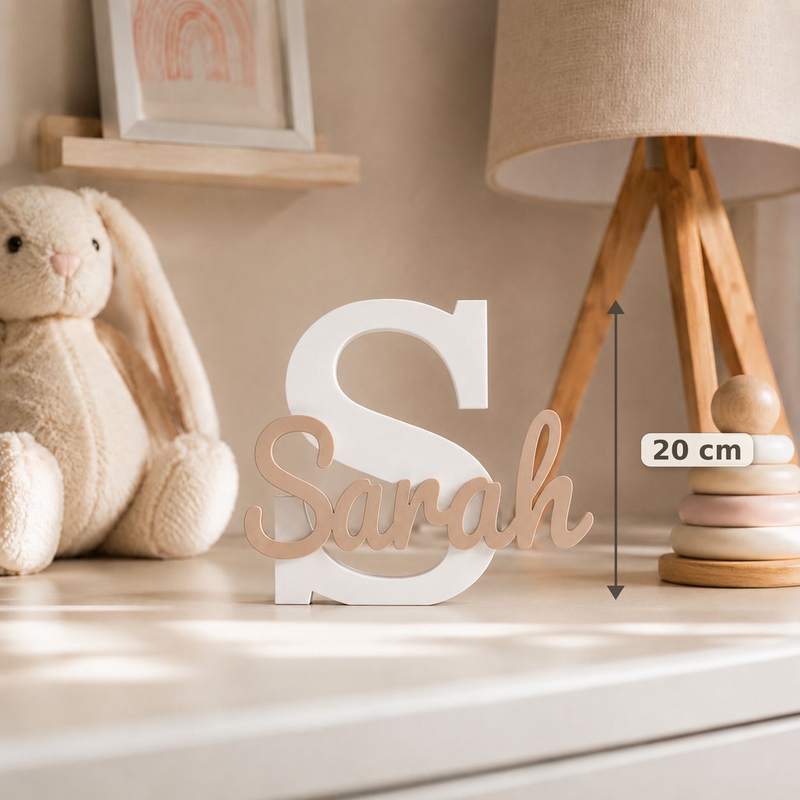 Personalisiertes Namensschild Sarah mit weißem Buchstaben und beigem Namen als Produktdetail mit 20 cm Maßangabe