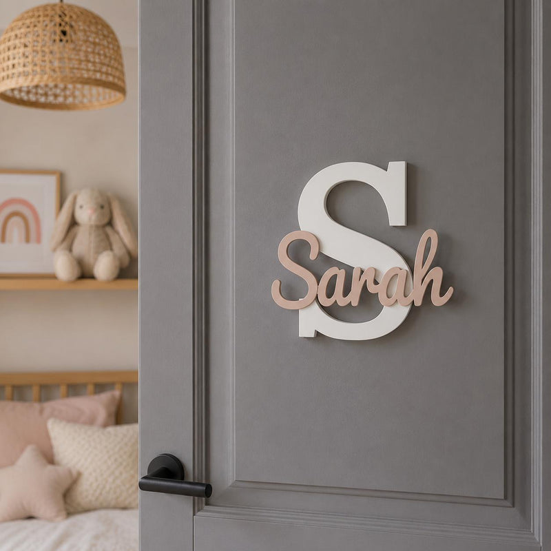 Personalisiertes Türschild für das Kinderzimmer mit weißer Initiale und Name in Beige-Sand