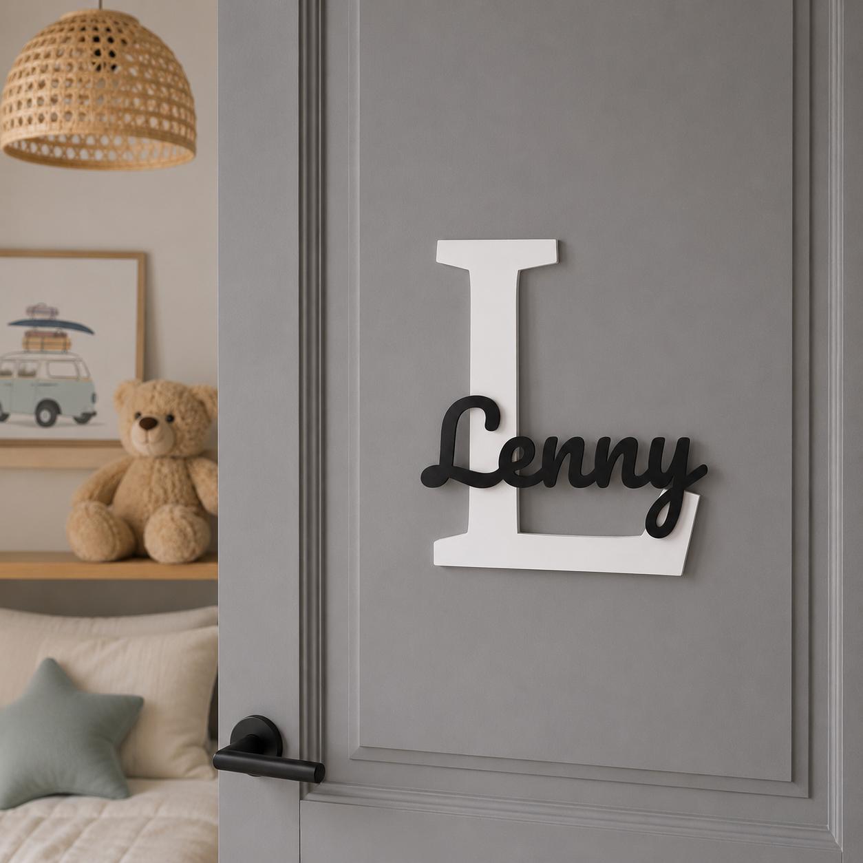 Personalisiertes Türschild mit weißer Initiale und schwarzem Namen als Namensschild für die Kinderzimmertür