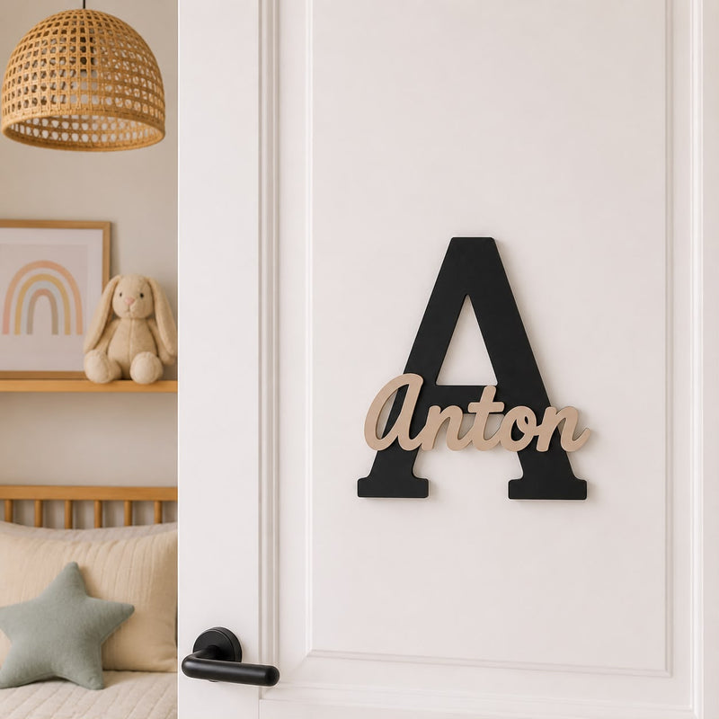 Personalisiertes Türschild mit schwarzem Buchstaben und Namen in Beige-Sand für das Kinderzimmer