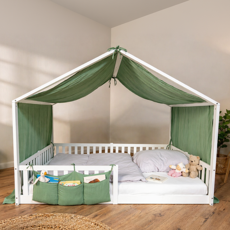 tiSsi Musselin Organizer in Grün am weißen Hausbett mit grünem Baldachin im Kinderzimmer