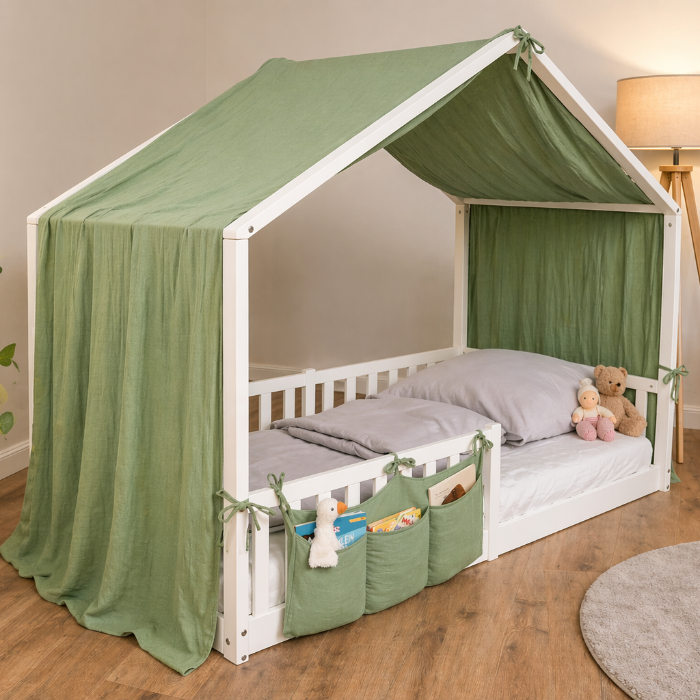 tiSsi Musselin Stoffdach in Grün auf weißem Hausbett im gemütlichen Kinderzimmer