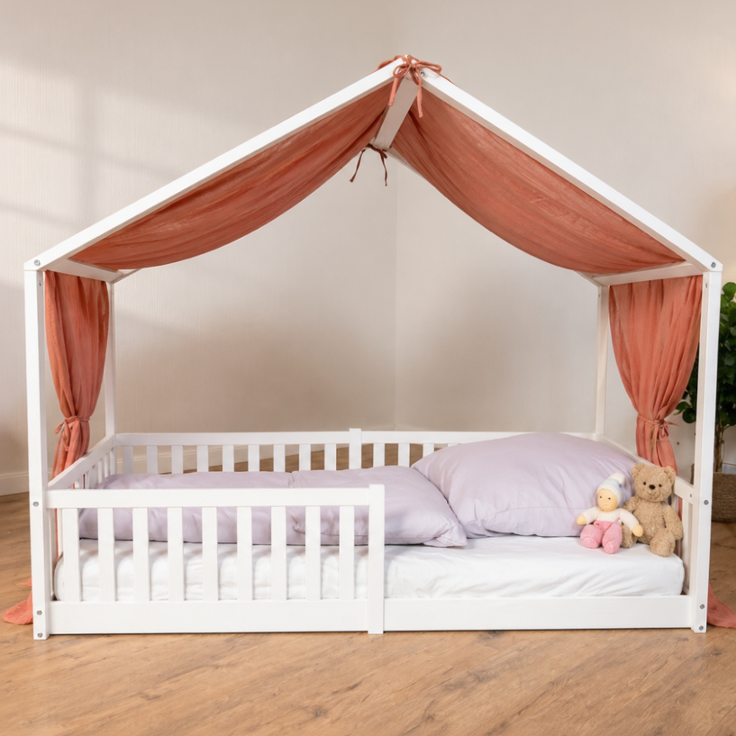 tiSsi Musselin Baldachin in Mokka auf weißem Hausbett in warmer Kinderzimmerumgebung