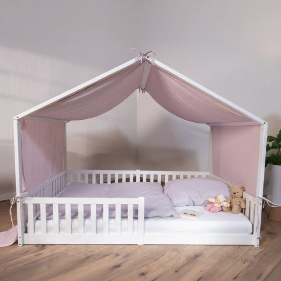 tiSsi Baldachin aus Musselin in Altrosa auf weißem Hausbett 140x200 cm im Kinderzimmer