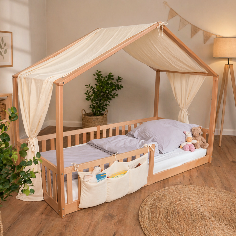 tiSsi Baldachin aus Musselin in Creme am Hausbett aus Naturholz in gemütlichem Kinderzimmer